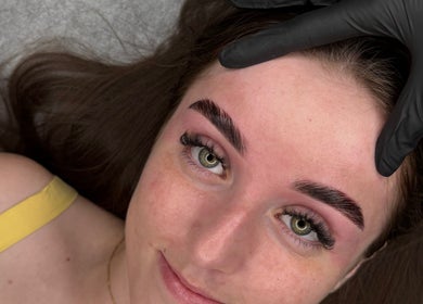 Eyebrow treatment in M&M BEAUTY, Kelso, Queensland, AU, showcasing meticulous care.