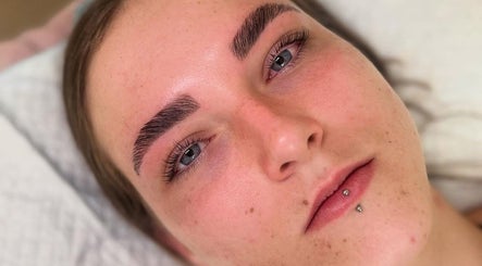 Well-groomed eyebrows at M&M BEAUTY, Kelso, Queensland, AU, showcasing expert beauty treatment.