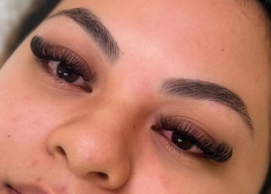 Enhanced eyelashes at M&M BEAUTY, Kelso, Queensland, AU, showcasing expert beauty care.