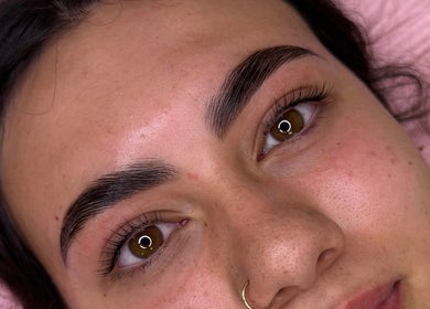 Close-up of well-groomed eyebrows at M&M BEAUTY, Kelso, Queensland, AU, showcasing expert beauty care.