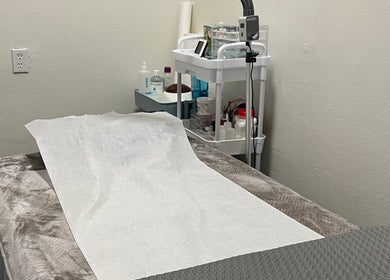 Calm treatment room at Silklash Nbrow offering beauty and wellness services in Costa Mesa, California, US.