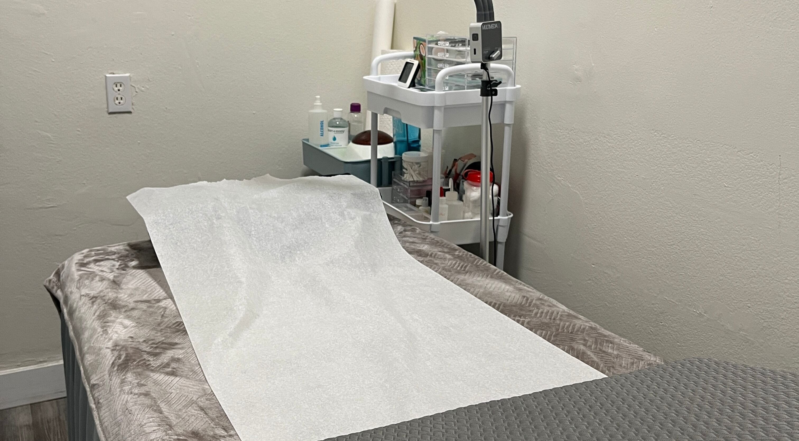 Treatment bed at Silklash Nbrow, Costa Mesa, California, US with supplies in the backdrop.