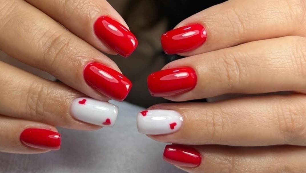 Manucure rouge élégante avec cœurs au salon Glow&Go by ouma, Dar-el-beida, Casablanca-settat, MA.