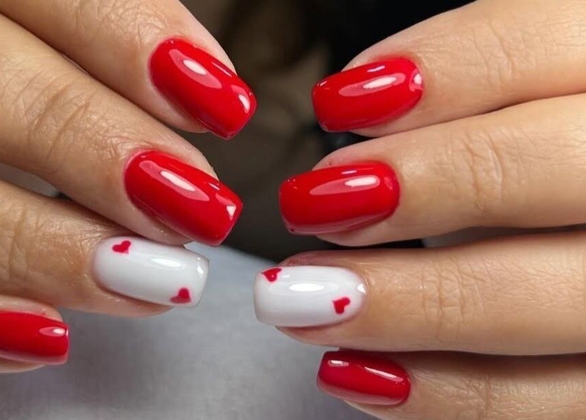 Manucure rouge élégante avec cœurs au salon Glow&Go by ouma, Dar-el-beida, Casablanca-settat, MA.