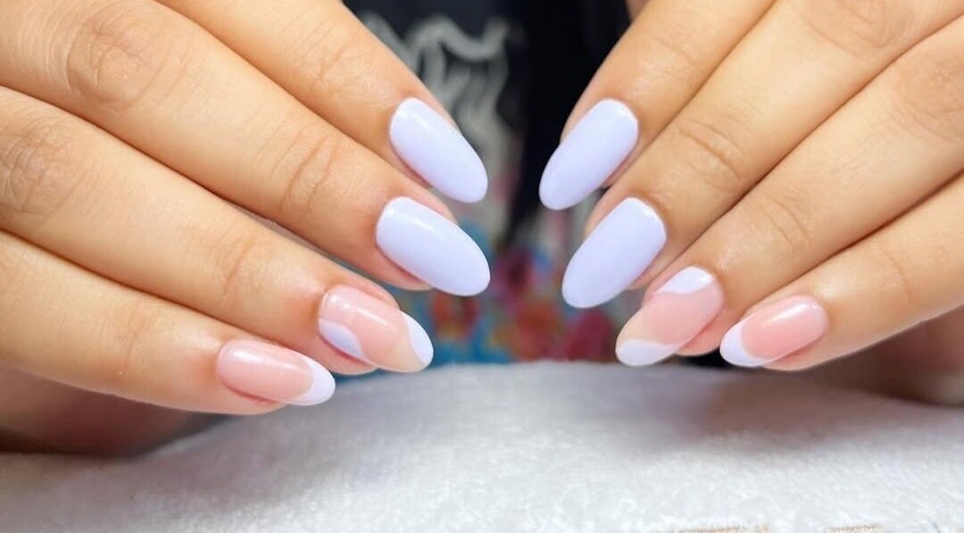 Ongles pastel à Glow&Go by ouma, Dar-el-beida, Casablanca-settat, MA, soins des ongles élégants.