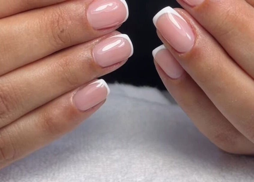 Manucure française élégante à Glow&Go by ouma, Dar-el-beida, Casablanca-settat, MA, avec des ongles bien soignés.