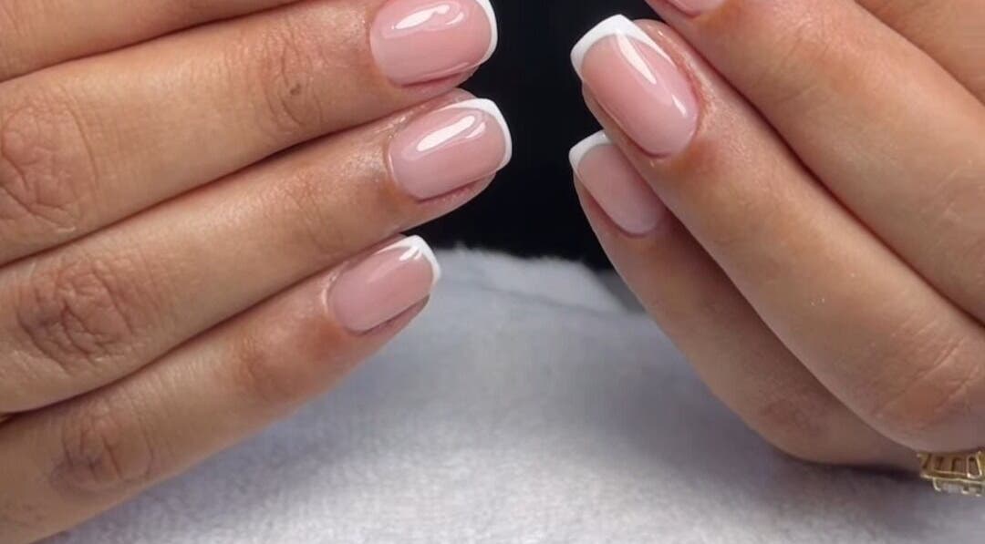 Manucure française élégante à Glow&Go by ouma, Dar-el-beida, Casablanca-settat, MA, avec des ongles bien soignés.