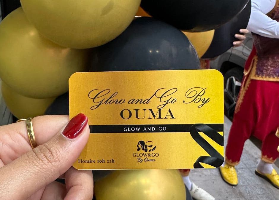 Carte d'invitation Glow&Go by ouma en main à Dar-el-beida, Casablanca-settat, MA, avec ballons dorés.