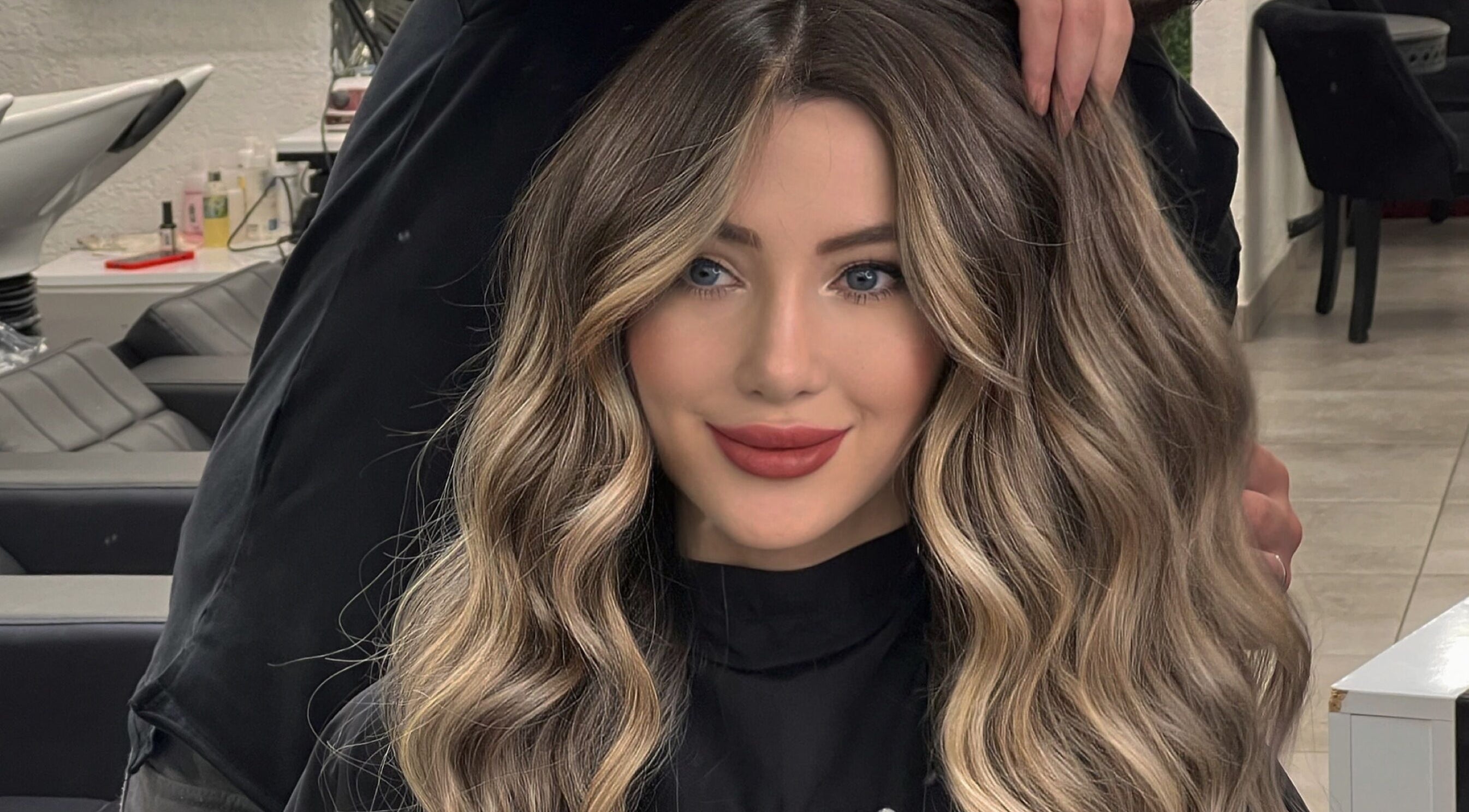 Elegant wavy hairstyle at HAİRBYOGUZ NİŞANTAŞI, showcasing chic look in İstanbul, İstanbul, TR salon.