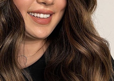 Stunning brunette waves styled at HAİRBYOGUZ NİŞANTAŞI, İstanbul, İstanbul, TR.