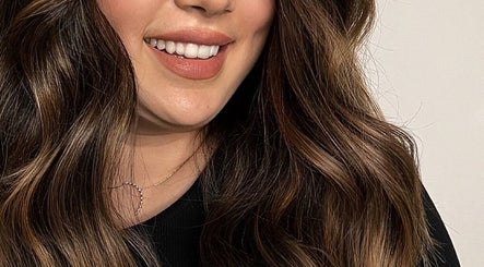 Stunning brunette waves styled at HAİRBYOGUZ NİŞANTAŞI, İstanbul, İstanbul, TR.