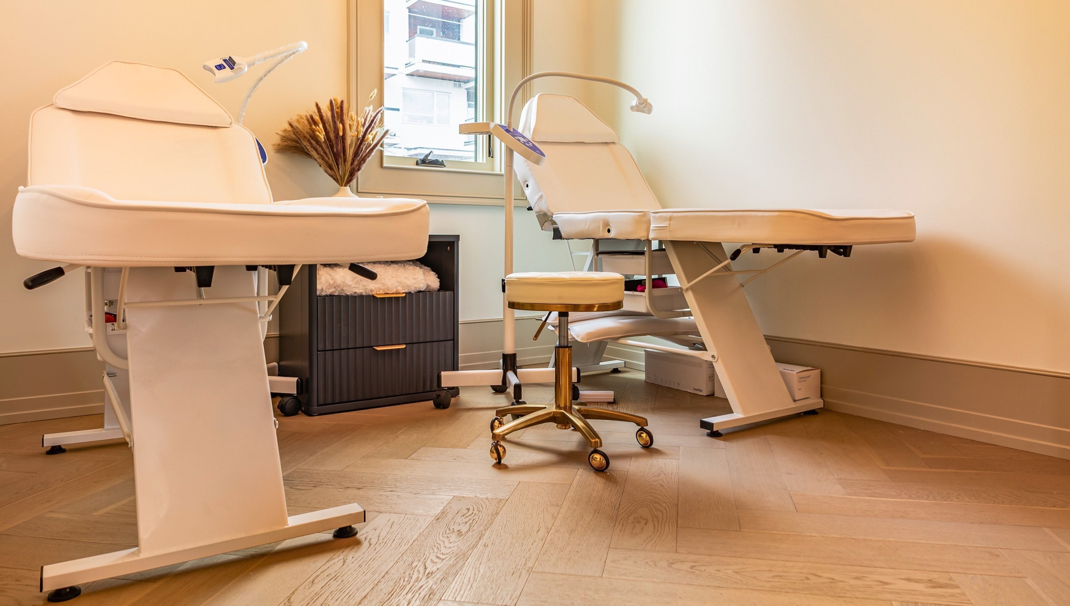 Comfortable treatment chairs at Confidents Teeth Whitening, Calgary, Alberta, CA.