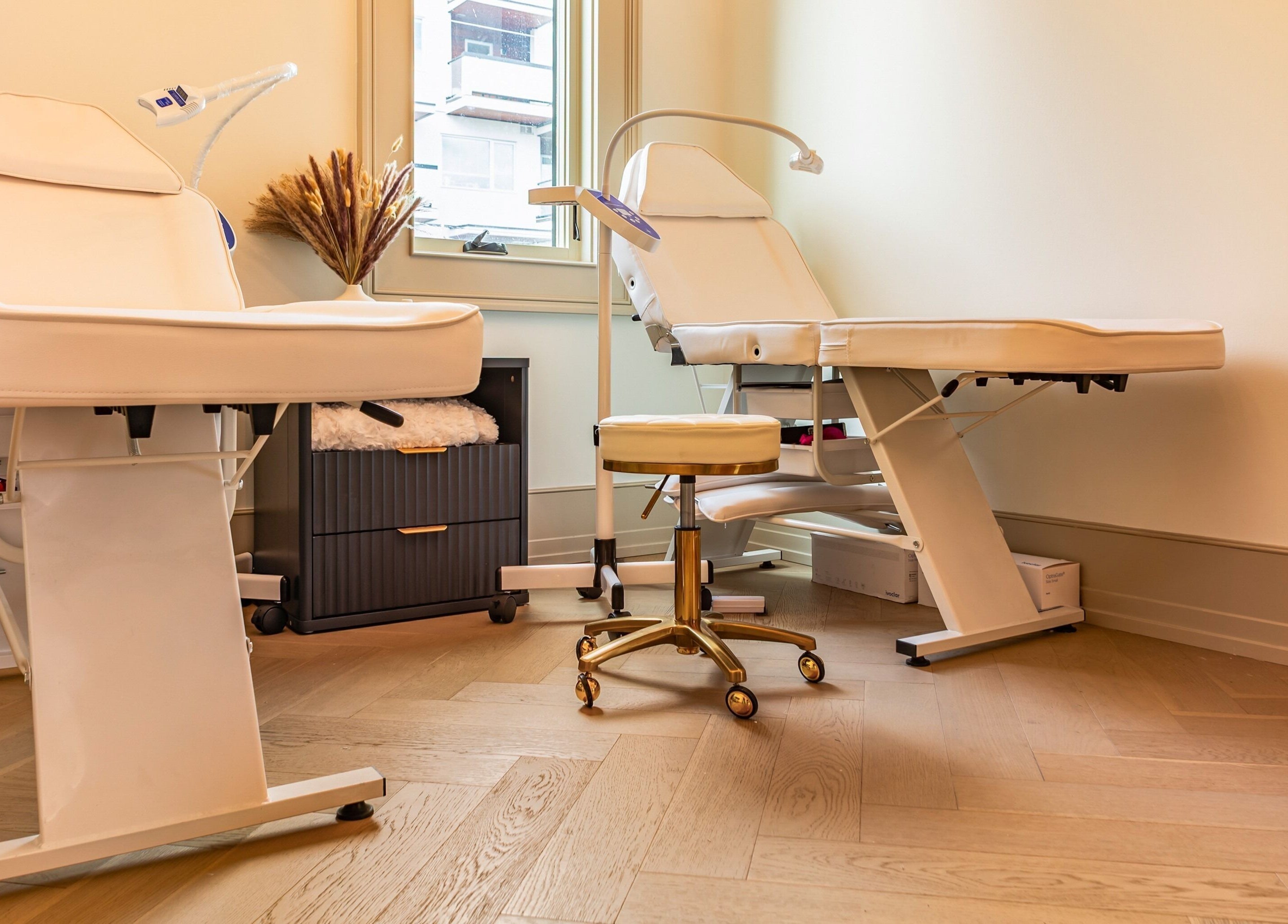 Comfortable treatment chairs at Confidents Teeth Whitening, Calgary, Alberta, CA.