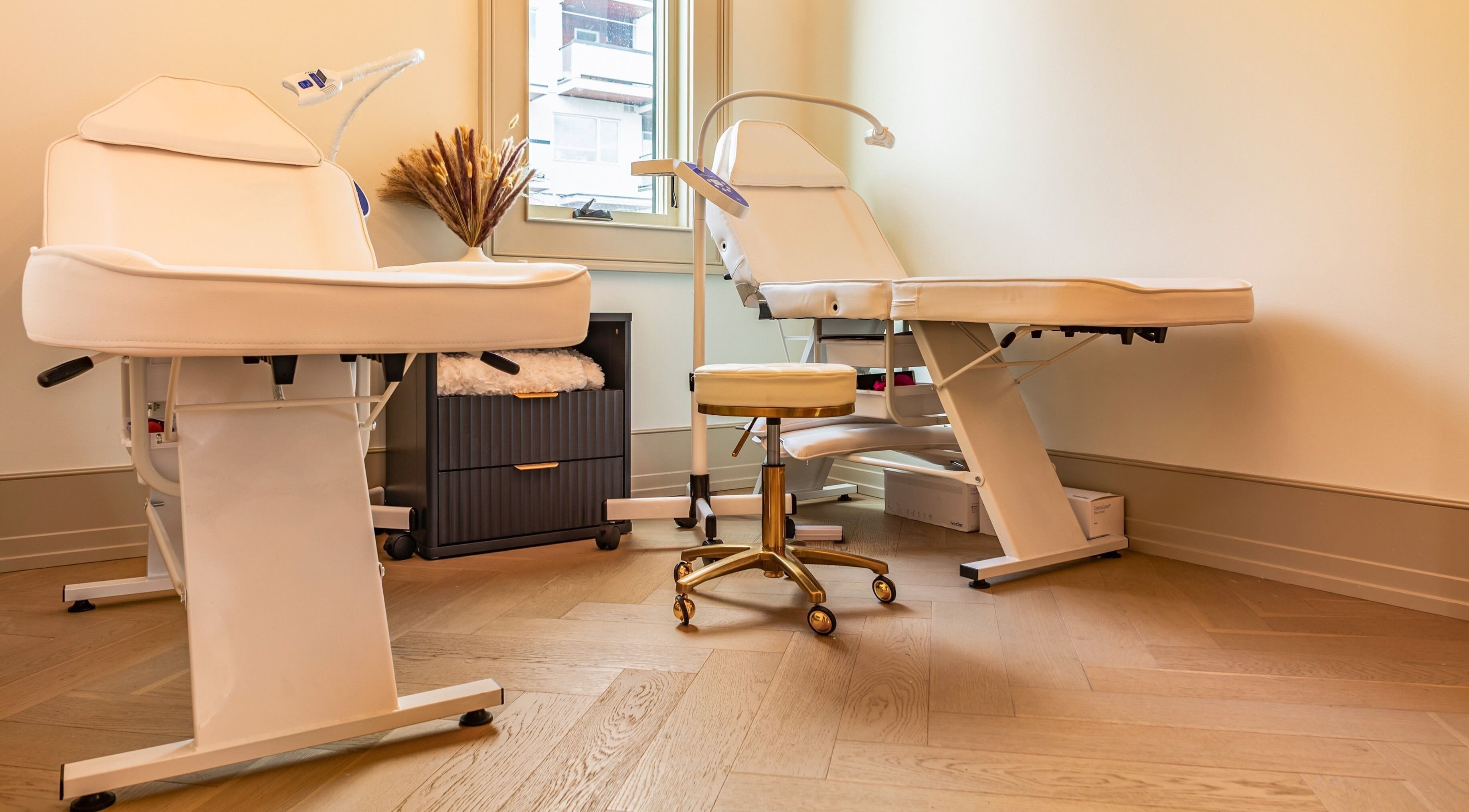 Comfortable treatment chairs at Confidents Teeth Whitening, Calgary, Alberta, CA.