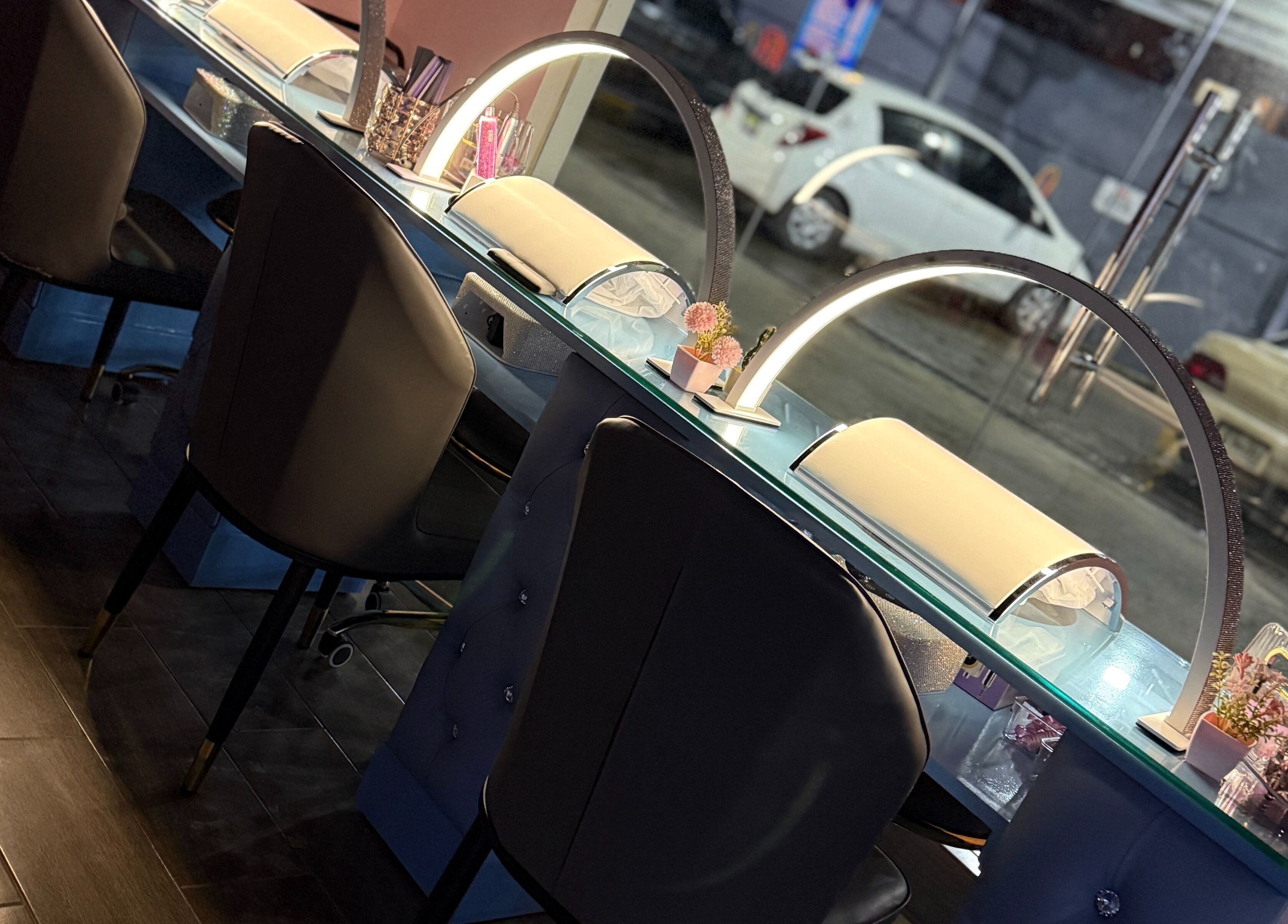 Zona de manicura en Blue's Beauty Club, San Francisco De Macorís, Duarte, DO, con iluminación moderna.