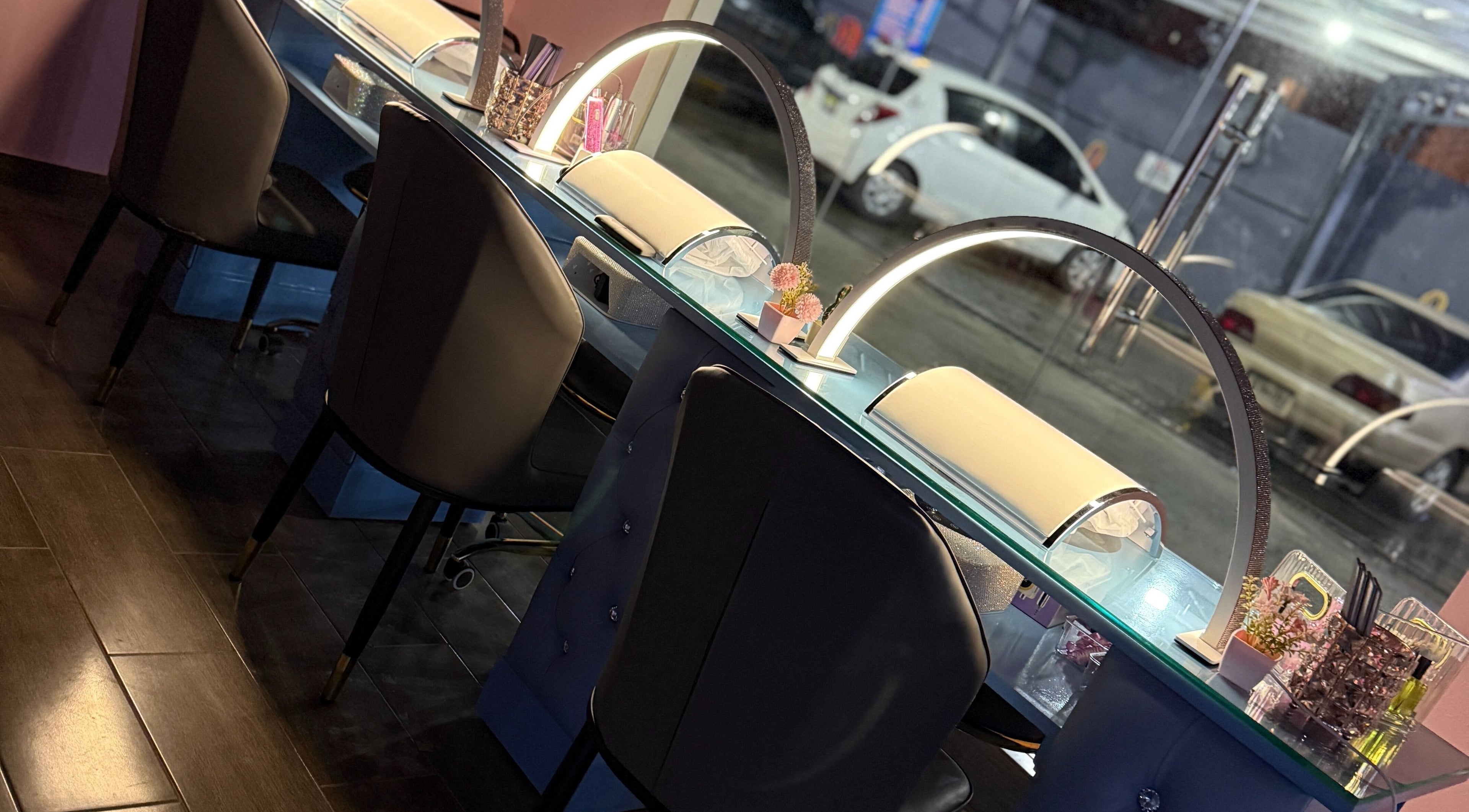 Zona de manicura en Blue's Beauty Club, San Francisco De Macorís, Duarte, DO, con iluminación moderna.