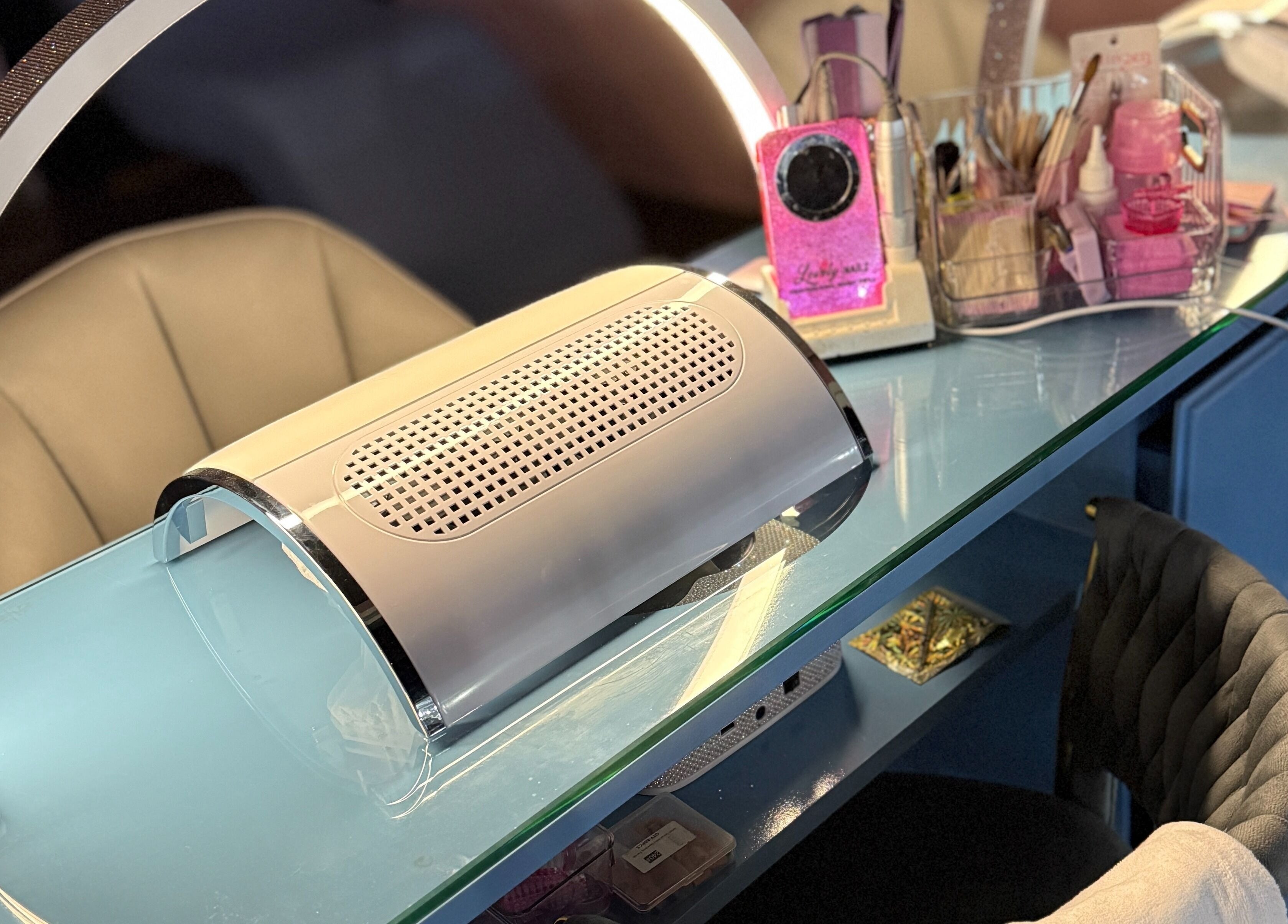 Mesa de manicura moderna en Blue's Beauty Club, San Francisco De Macorís, Duarte, DO.