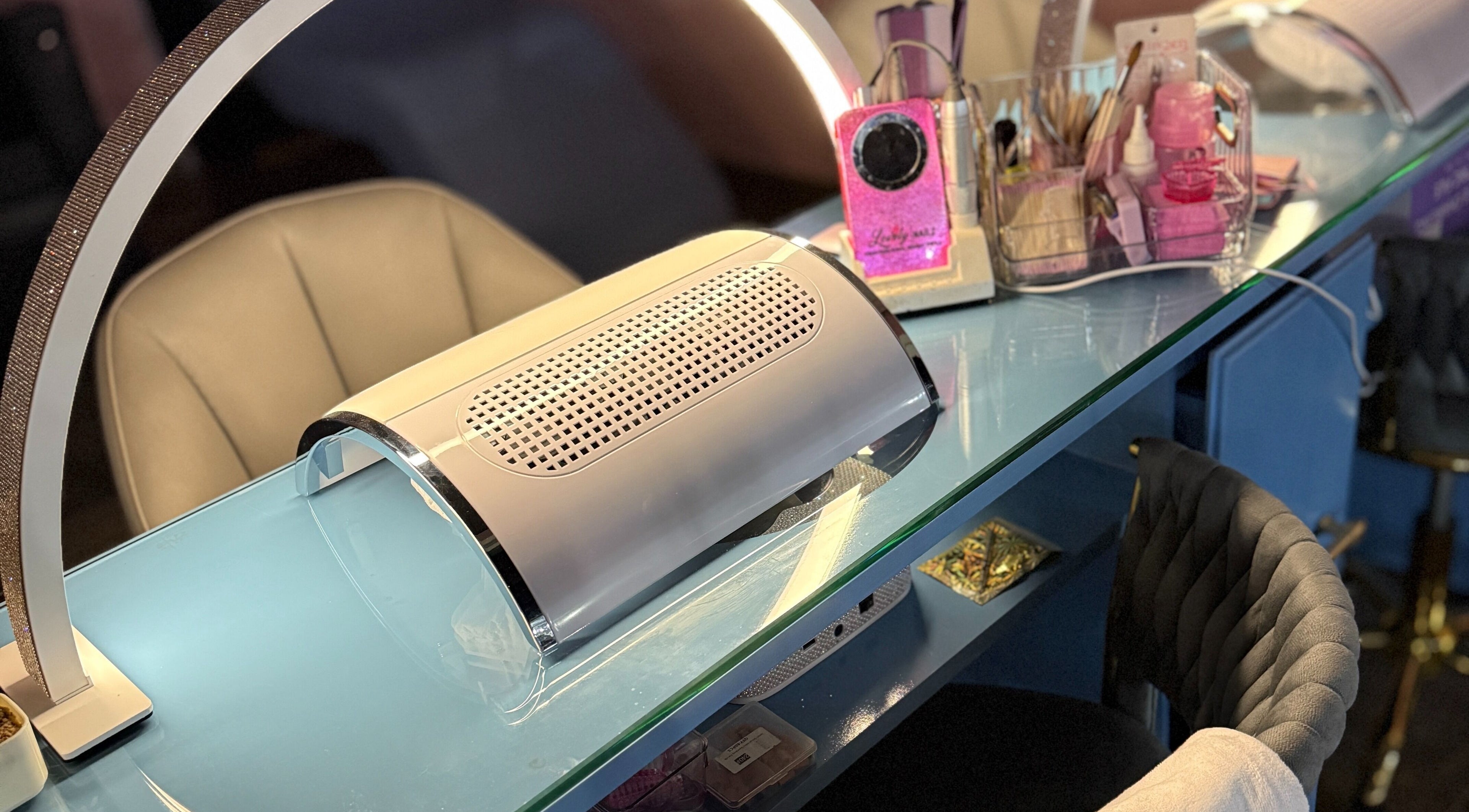 Mesa de manicura moderna en Blue's Beauty Club, San Francisco De Macorís, Duarte, DO.