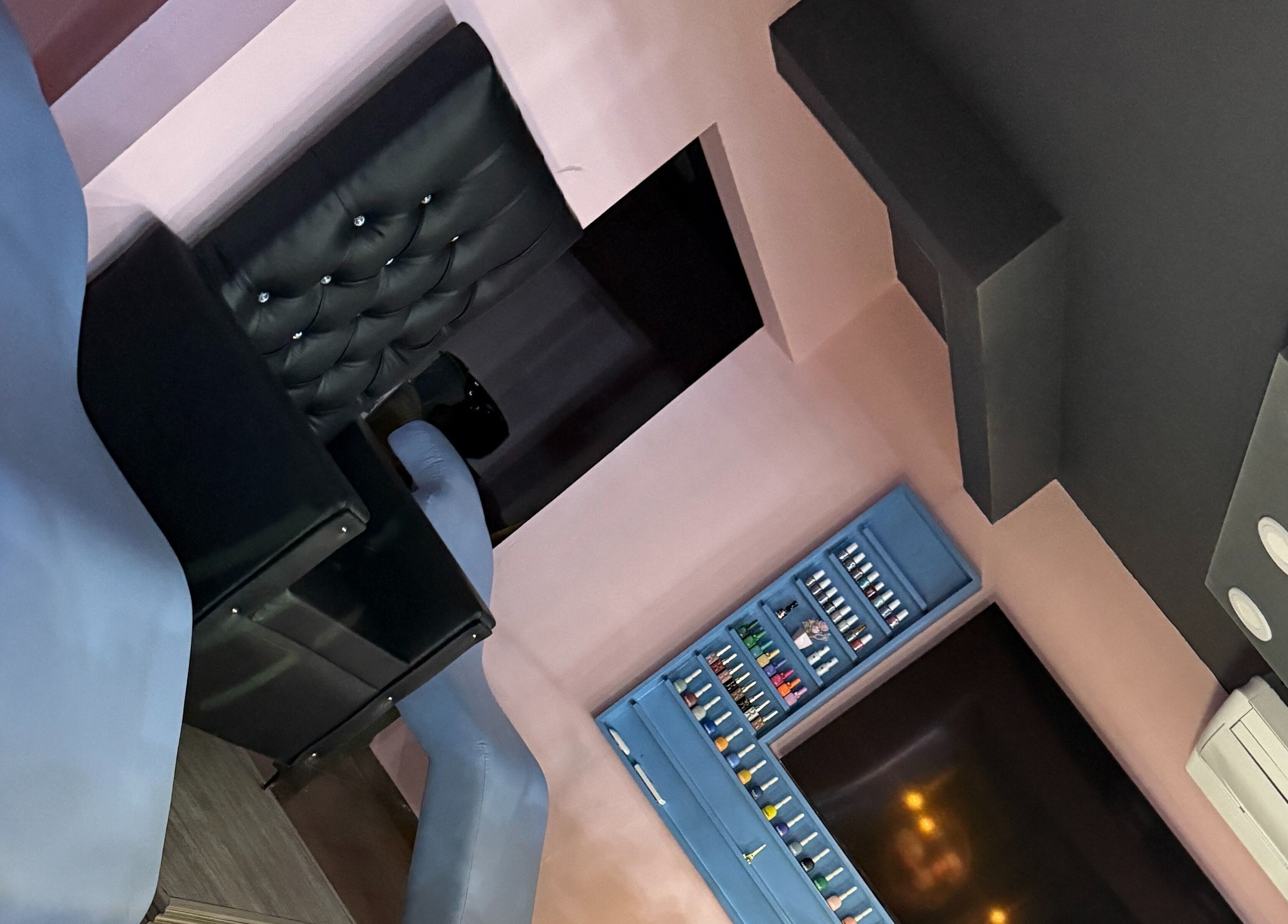 Interior elegante de Blue's Beauty Club en San Francisco De Macorís, Duarte, DO con sillas azules y estantería.