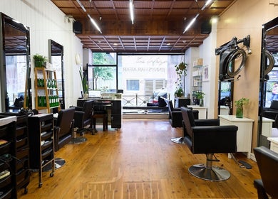 Spacious interior of Jenny's Hair Affair in Potts Point, New South Wales, AU. Modern chairs and elegant decor.