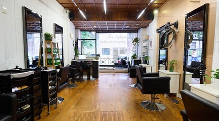 Spacious interior of Jenny's Hair Affair in Potts Point, New South Wales, AU. Modern chairs and elegant decor.
