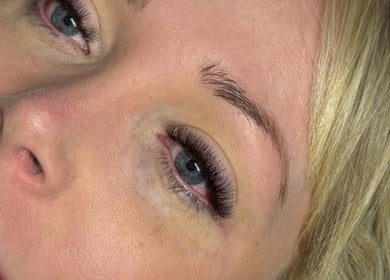 Close-up of styled eyelashes at Fabulash, Barnsley, England, GB, showcasing expert beauty treatments.
