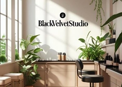 Interior luminoso de Nailsbydobleafer en Sevilla, Andalucía, ES con plantas y puesto de maquillaje.
