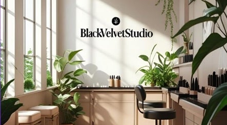 Interior luminoso de Nailsbydobleafer en Sevilla, Andalucía, ES con plantas y puesto de maquillaje.