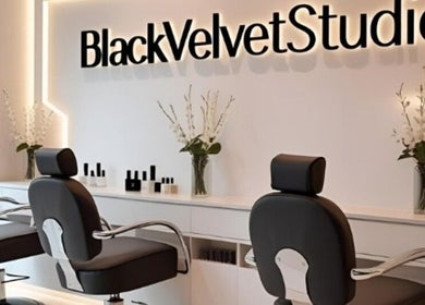 Salón moderno de uñas Nailsbydobleafer en Sevilla, Andalucía, ES, con sillas y decoración minimalista.