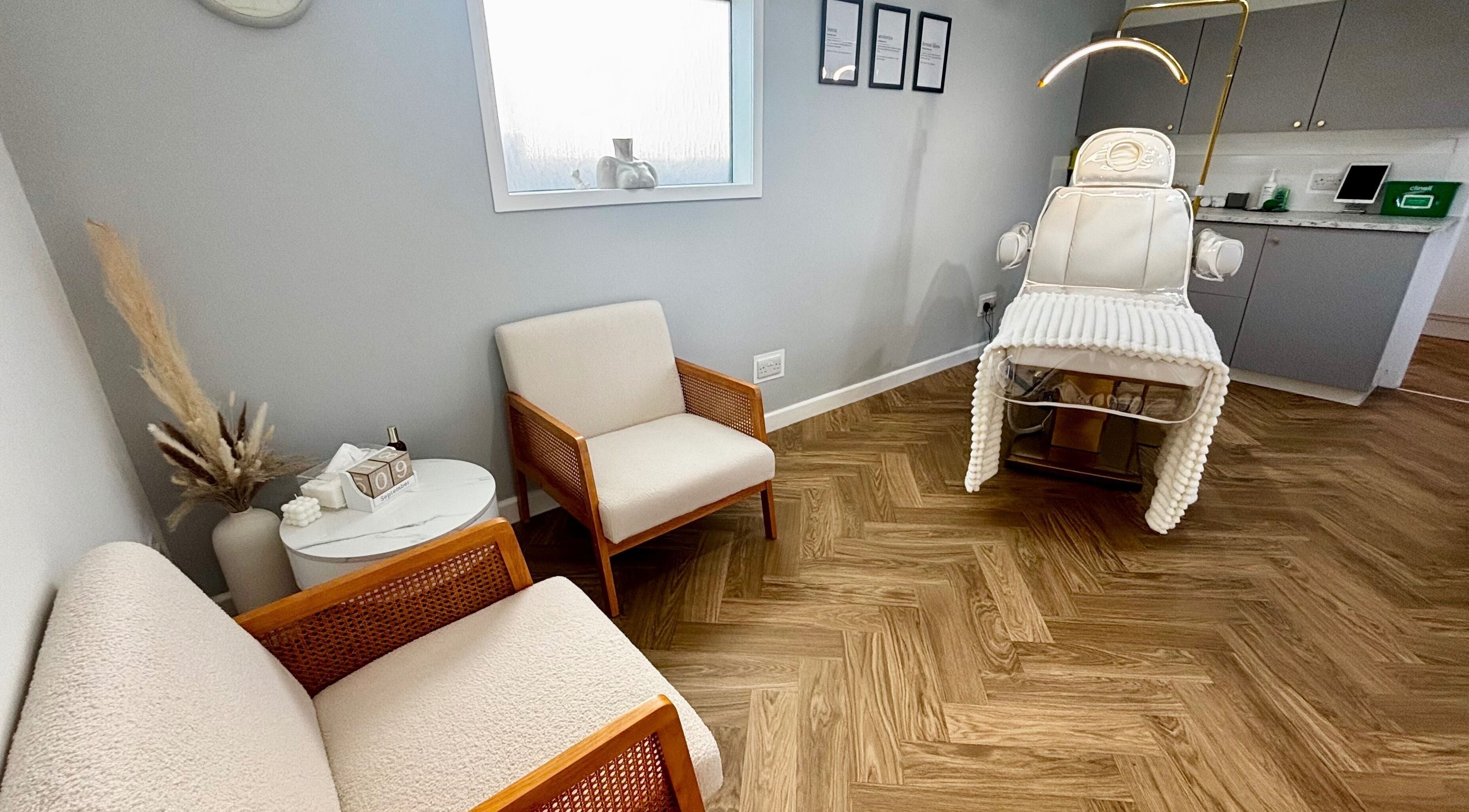 Cozy treatment room at House Of Hamilton Aesthetics, Hemel Hempstead, England, GB with plush seating and a treatment chair.