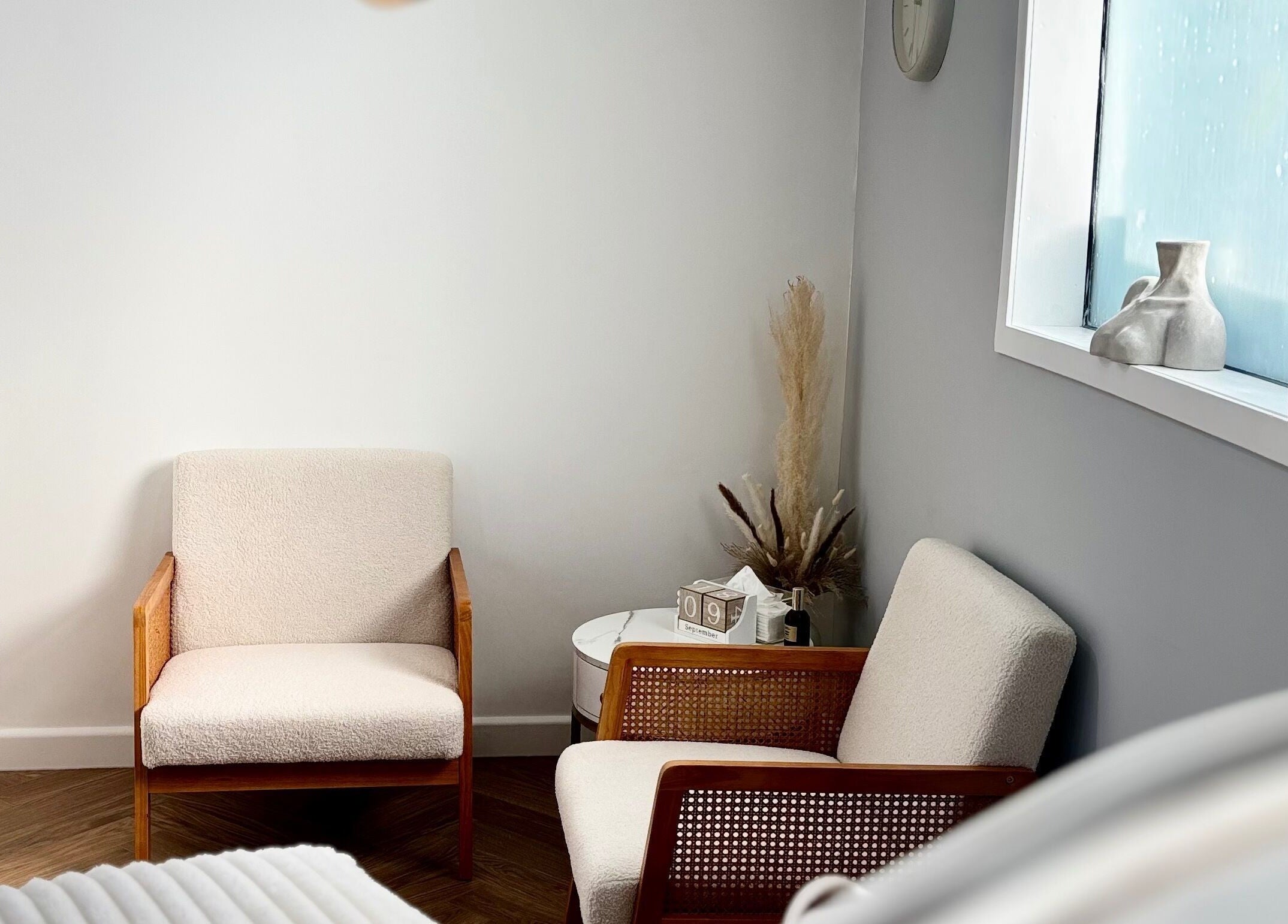 Comfortable waiting area at House Of Hamilton Aesthetics, Hemel Hempstead, England, GB with chairs and decor.