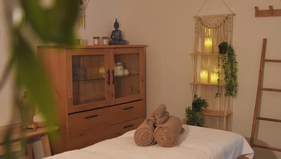 Salle de soin apaisante chez Les mots du corps, Yverdon-les-bains, Vaud, CH, avec décor relaxant.