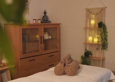 Salle de soin apaisante chez Les mots du corps, Yverdon-les-bains, Vaud, CH, avec décor relaxant.