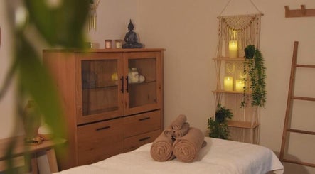 Salle de soin apaisante chez Les mots du corps, Yverdon-les-bains, Vaud, CH, avec décor relaxant.