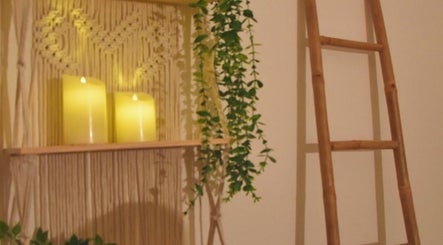 Décor chaleureux avec bougies et plantes à Les mots du corps, Yverdon-les-bains, Vaud, CH.