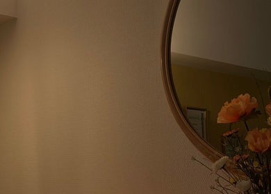 Miroir et fleurs décoratives chez Les mots du corps, Yverdon-les-Bains, Vaud, CH, créant une ambiance apaisante.