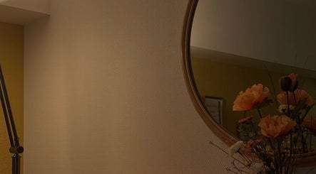 Miroir et fleurs décoratives chez Les mots du corps, Yverdon-les-Bains, Vaud, CH, créant une ambiance apaisante.