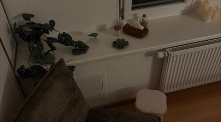 Ambiance sereine chez Les mots du corps, Yverdon-les-Bains, Vaud, CH. Plante luxuriante sur appui de fenêtre.