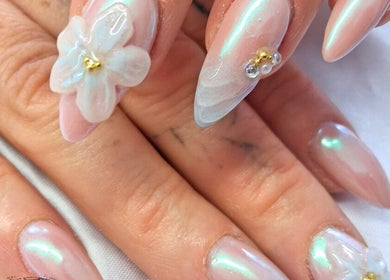 Ongles à effet nacré avec fleurs en 3D chez Effect Nail, Senonches, Centre-val De Loire, FR.
