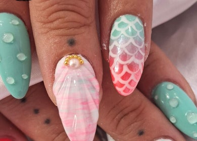 Ongles sirène avec détails perlés chez Effect Nail, Senonches, Centre-val De Loire, FR.