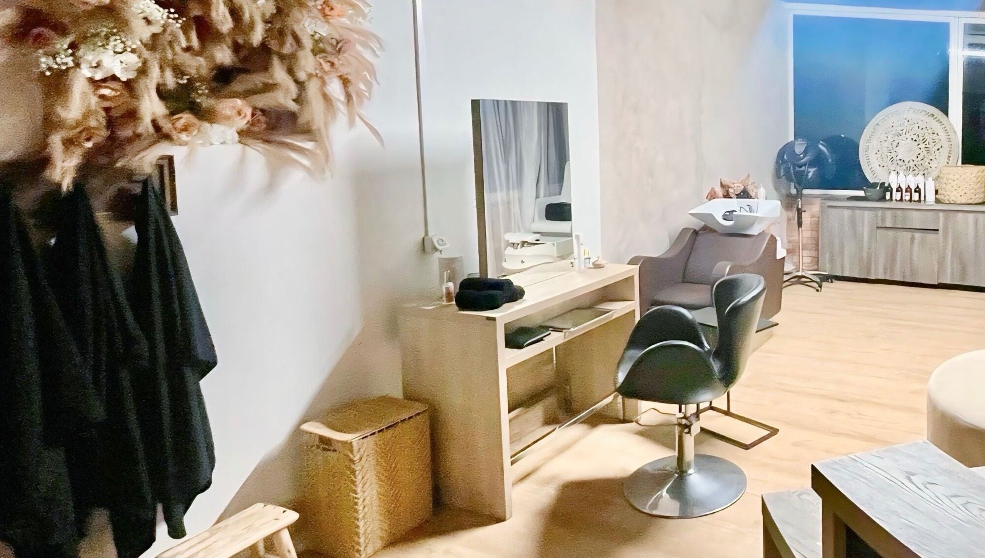 Espace élégant au salon Isao, Saint-pierre, Saint-pierre, RE avec fauteuil de coiffure moderne.