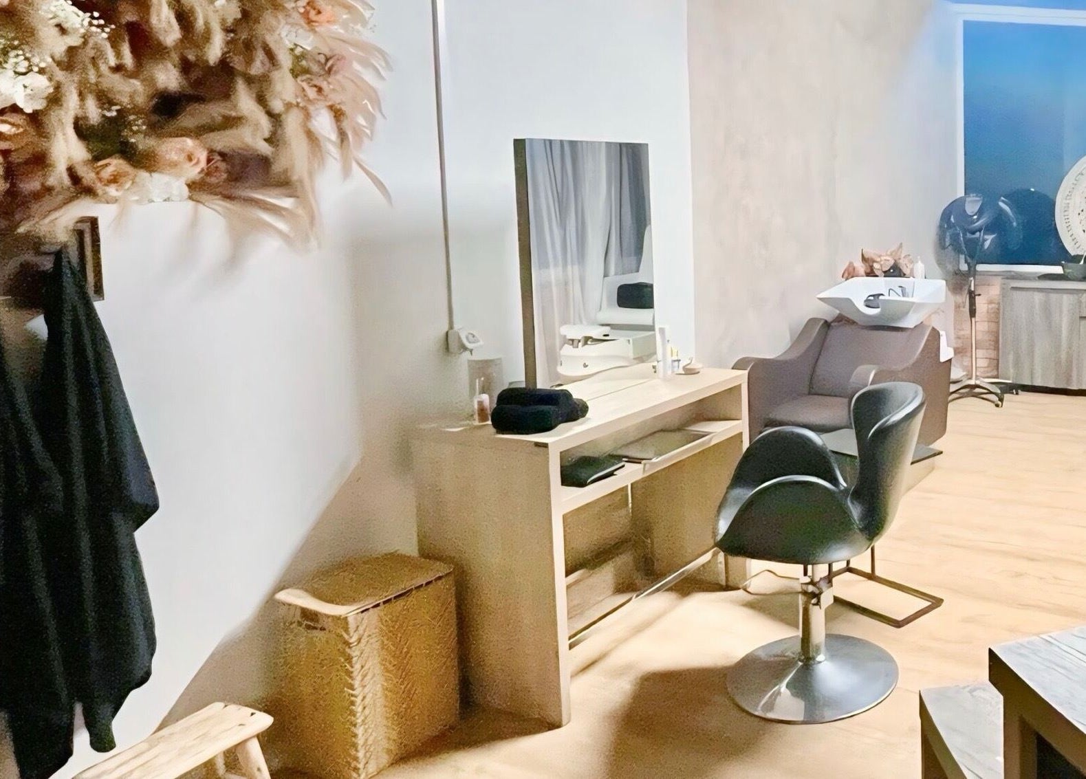 Espace élégant au salon Isao, Saint-pierre, Saint-pierre, RE avec fauteuil de coiffure moderne.