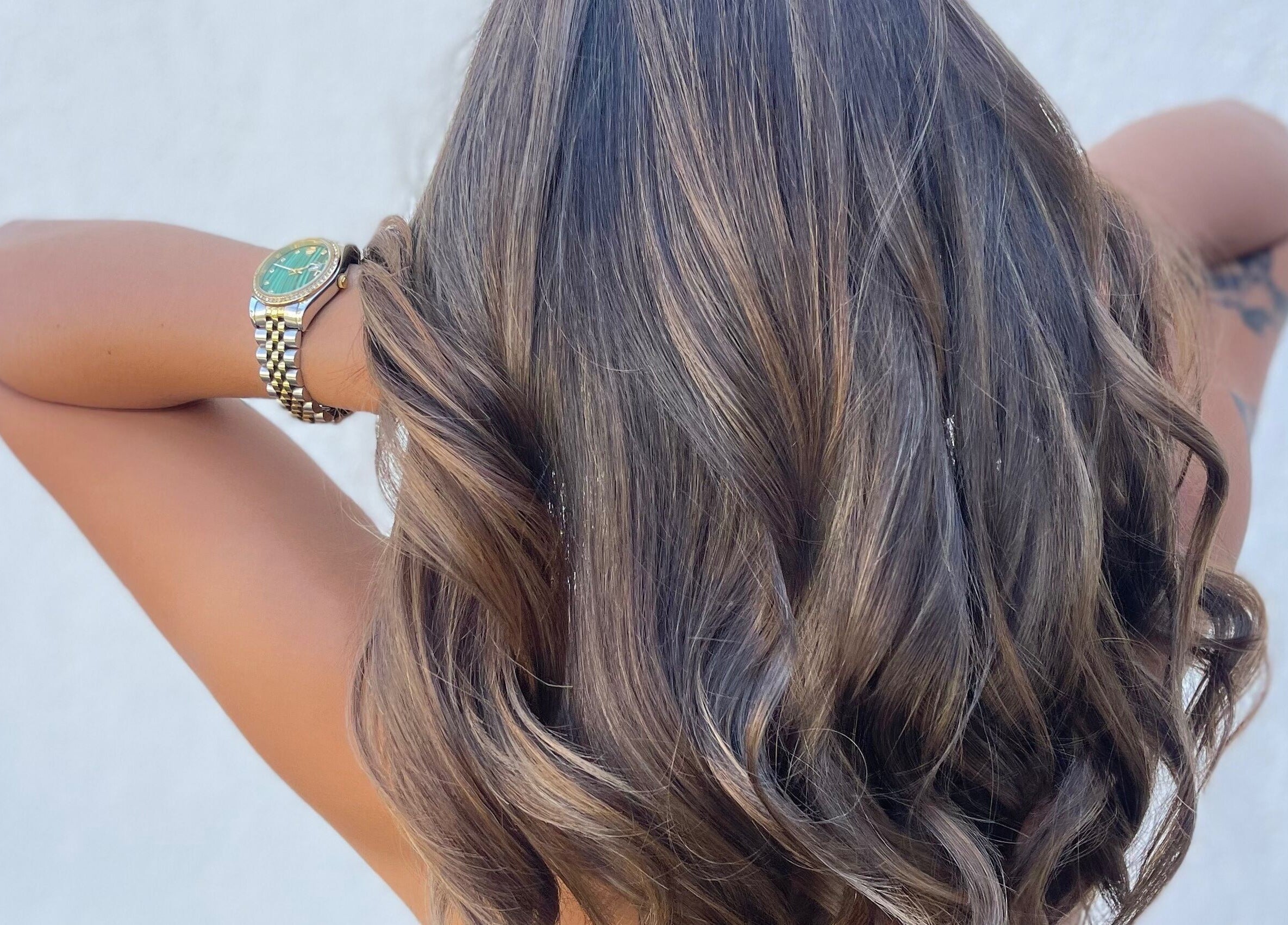 Cheveux brillants et ondulés au salon Isao à Saint-pierre, Saint-pierre, RE, mettant en valeur la coiffure élégante.