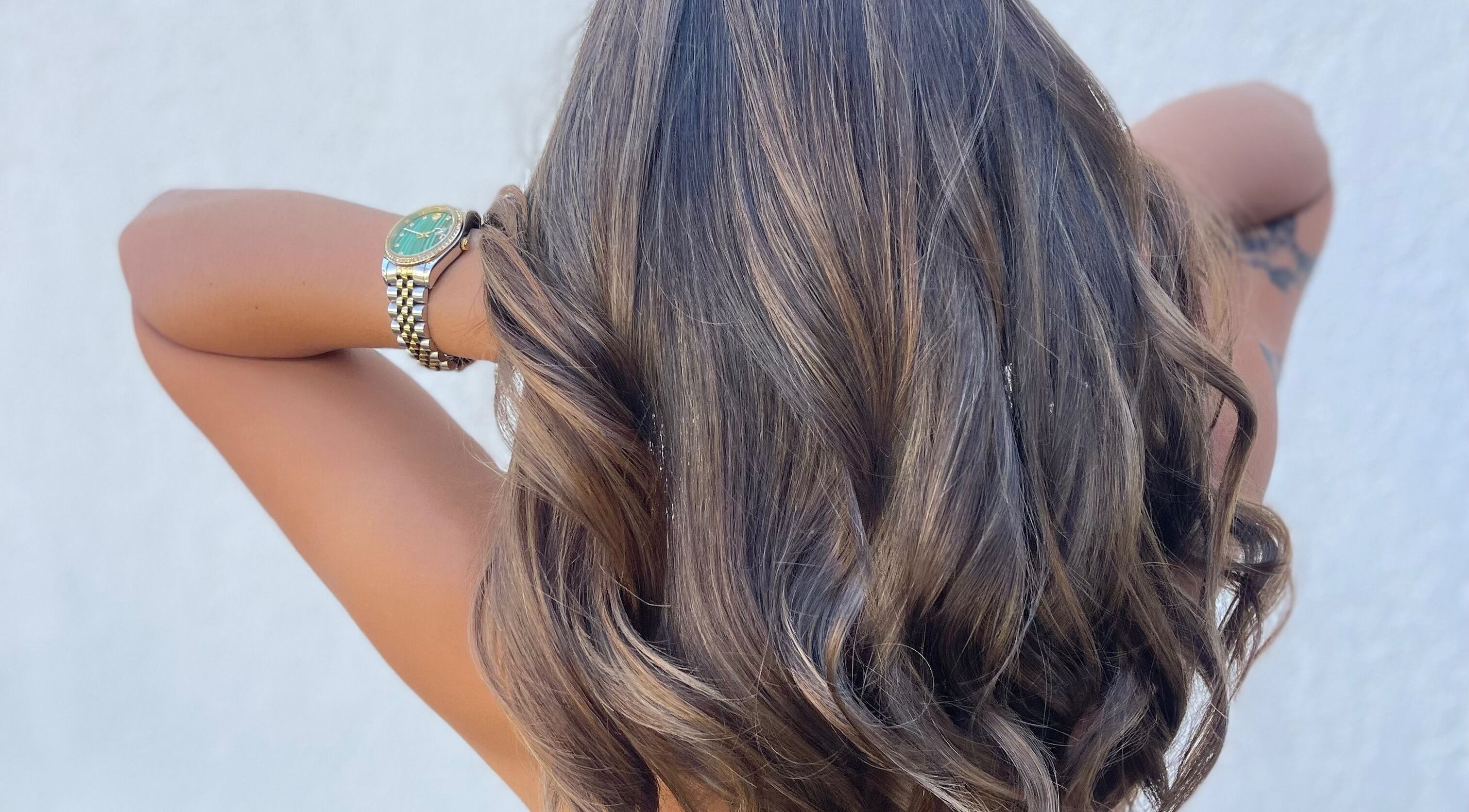 Cheveux brillants et ondulés au salon Isao à Saint-pierre, Saint-pierre, RE, mettant en valeur la coiffure élégante.