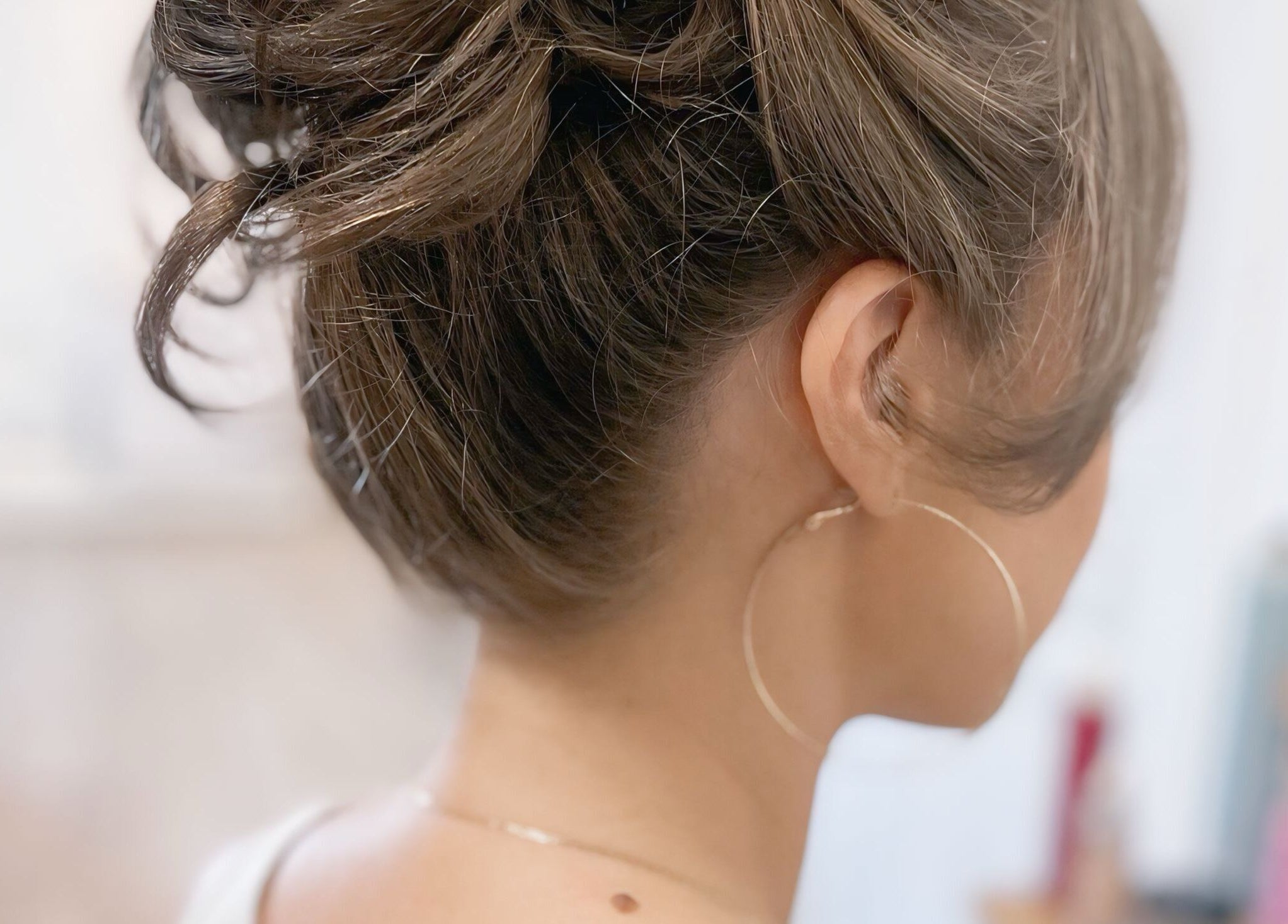 Coiffure élégante à Isao, Saint-pierre, Saint-pierre, RE, mettant en valeur un chignon subtil.