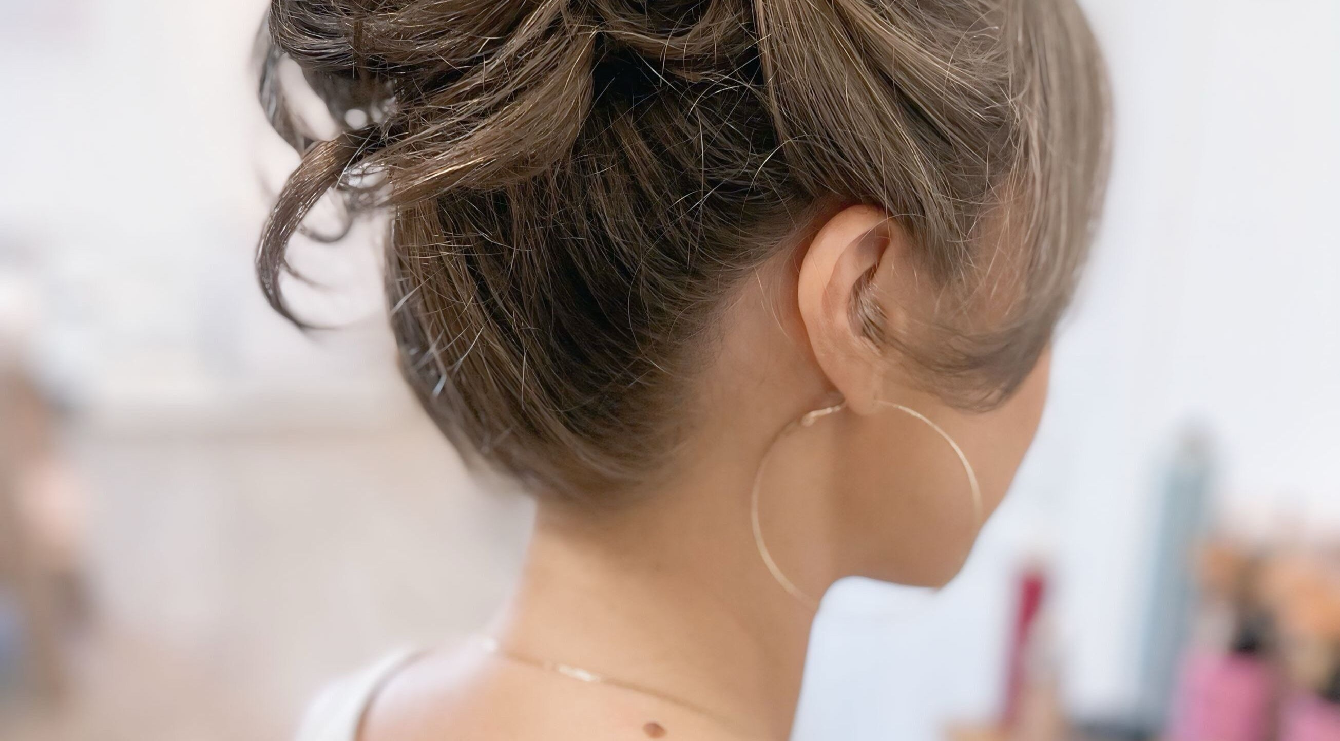 Coiffure élégante à Isao, Saint-pierre, Saint-pierre, RE, mettant en valeur un chignon subtil.