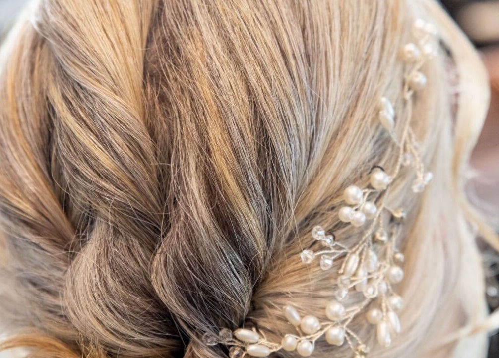 Coiffure élégante avec perles chez Isao, Saint-pierre, Saint-pierre, RE.
