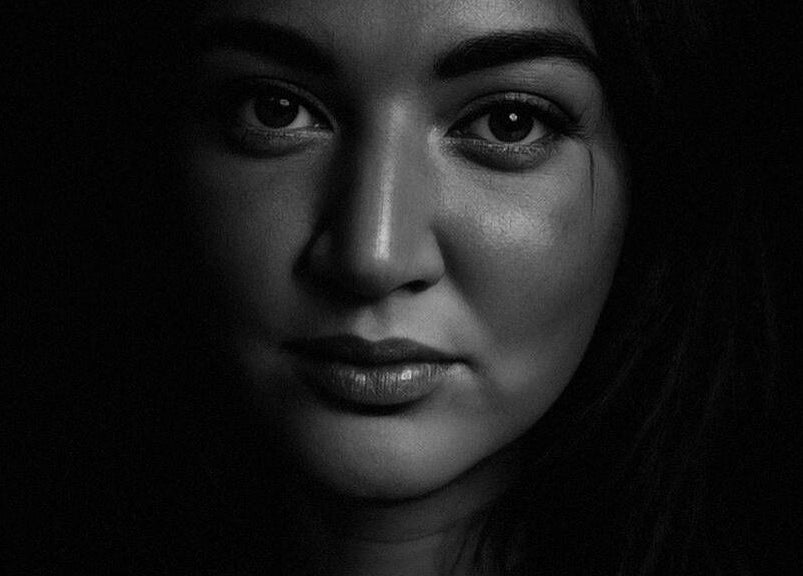 Portrait en noir et blanc captivant chez Isao, Saint-pierre, Saint-pierre, RE, mettant en valeur la sérénité.