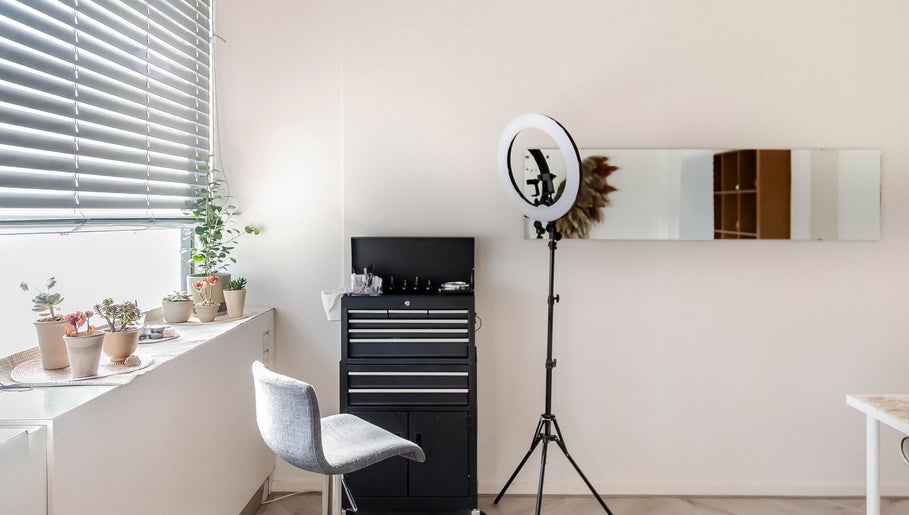 The Best Brows In Town, bilde 1