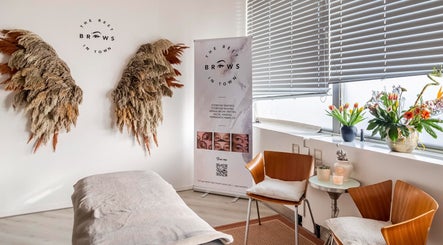 The Best Brows In Town, bilde 2